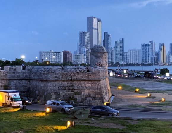 Murallas históricas de Cartagena al anochecer