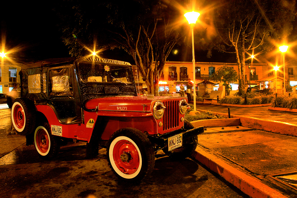 Paisaje urbano cafetero con jeep tradicional